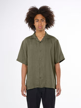 Afbeelding in Gallery-weergave laden, Knowledge Cotton Apparel - Short Sleeve Linen Shirt Olive
