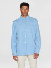Afbeelding in Gallery-weergave laden, Knowledge Cotton Apparel - Loose Denim Shirt Light Blue
