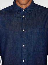 Afbeelding in Gallery-weergave laden, Knowledge Cotton Apparel - Loose Denim Shirt Classic Indigo
